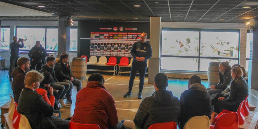 Bericht Dick Lukkien verrast deelnemers Scoren in Drenthe met FC Emmen-kleding bekijken